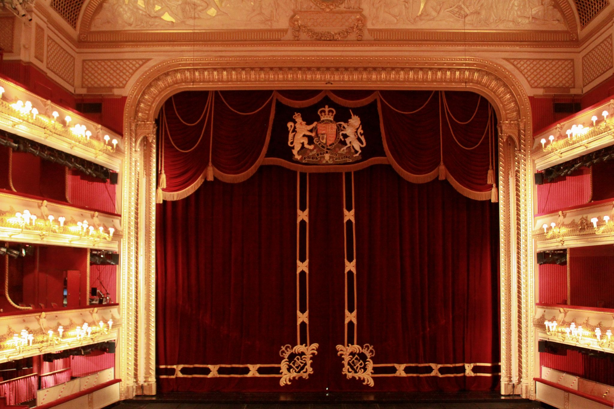 Опера в театре. Ройал опера Хаус. Ковент Гарден опера. Королевский оперный театр Covent Garden внутри. Театр Ковент Гарден сцена.